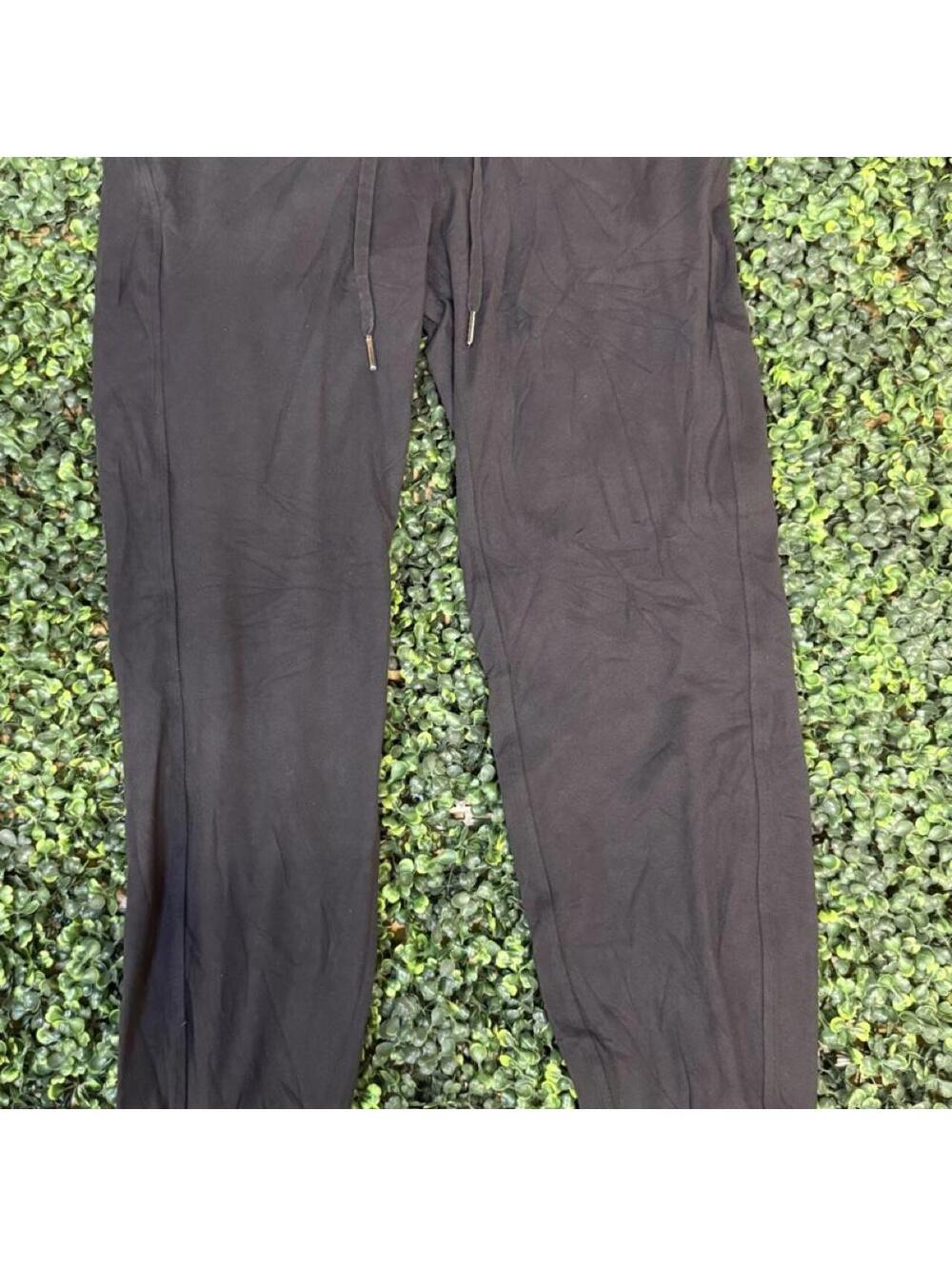 🖤 Lululemon black full-length jogger pants in women’s size 4.